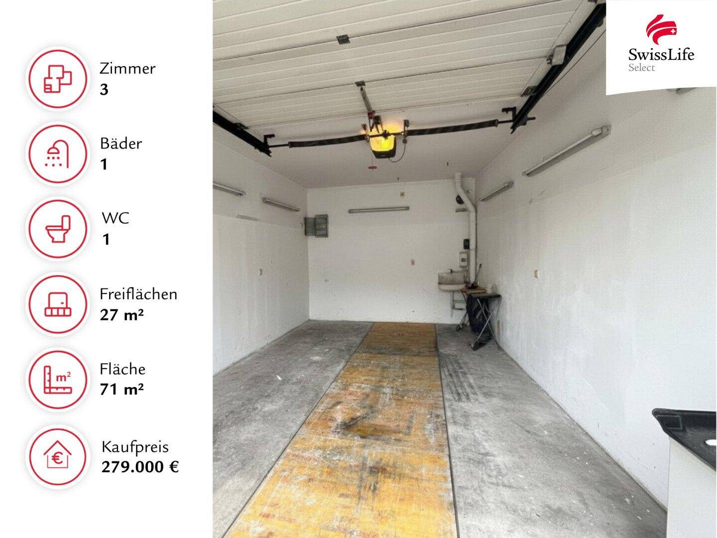 Geräumige und saubere Garage mit automatischem Torantrieb und Betonboden.