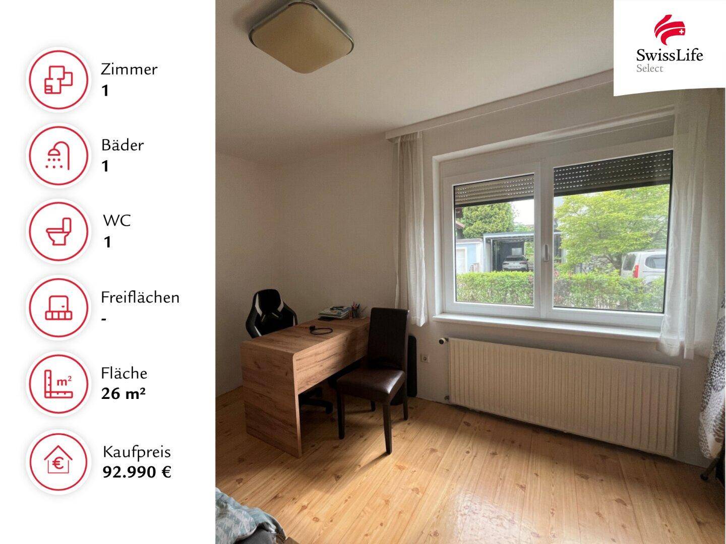 Lichtdurchflutetes Schlafzimmer mit Holzplankenboden, großem Fenster und Blick ins Grüne.