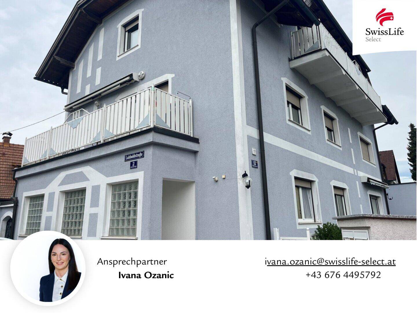Modernes Mehrfamilienhaus mit hellgrauer Fassade, mehreren Balkonen und gepflegtem Erscheinungsbild.