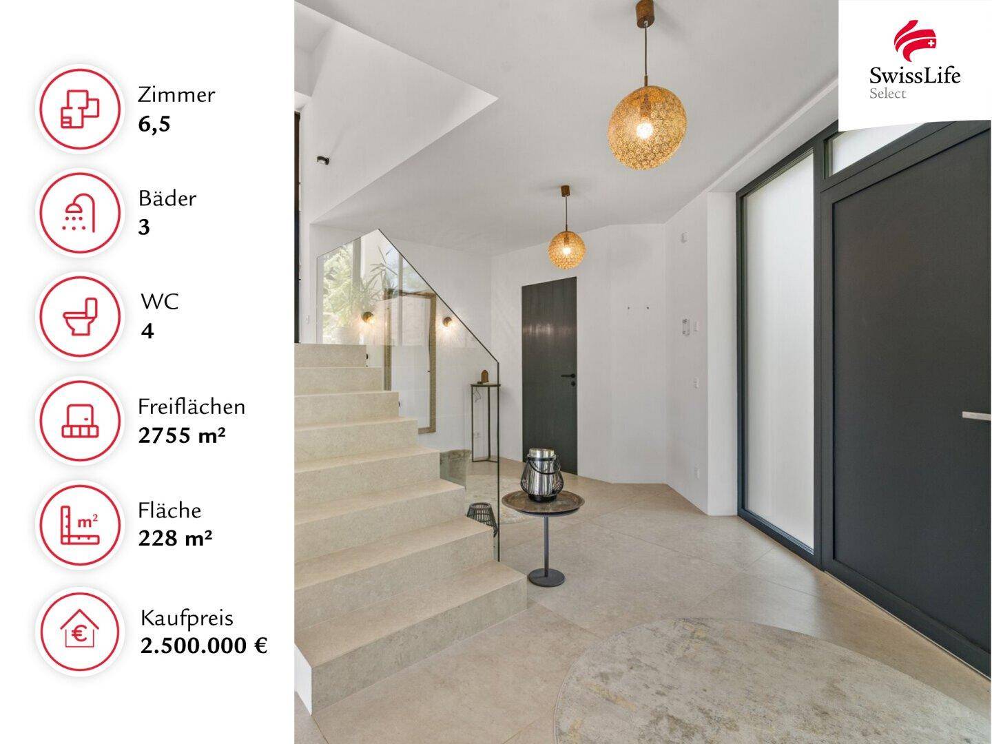Heller, moderner Eingangsbereich mit offener Treppe und stilvollen Hängelampen.