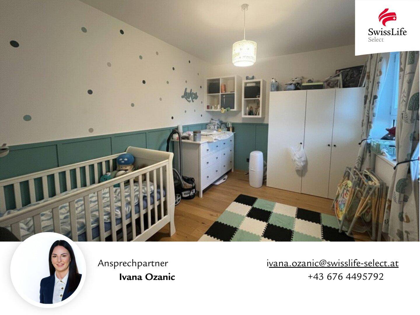 Kinderzimmer mit Babybett, Wickelkommode und verspielter Wandgestaltung.