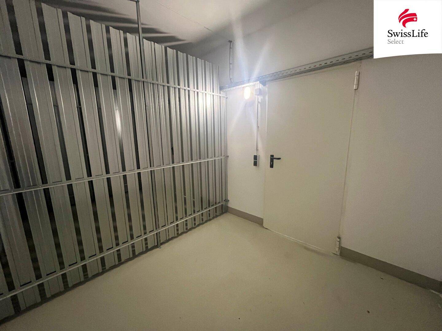 Geräumiger Abstellraum mit Metallwänden und Beleuchtung, ideal für zusätzlichen Stauraum.