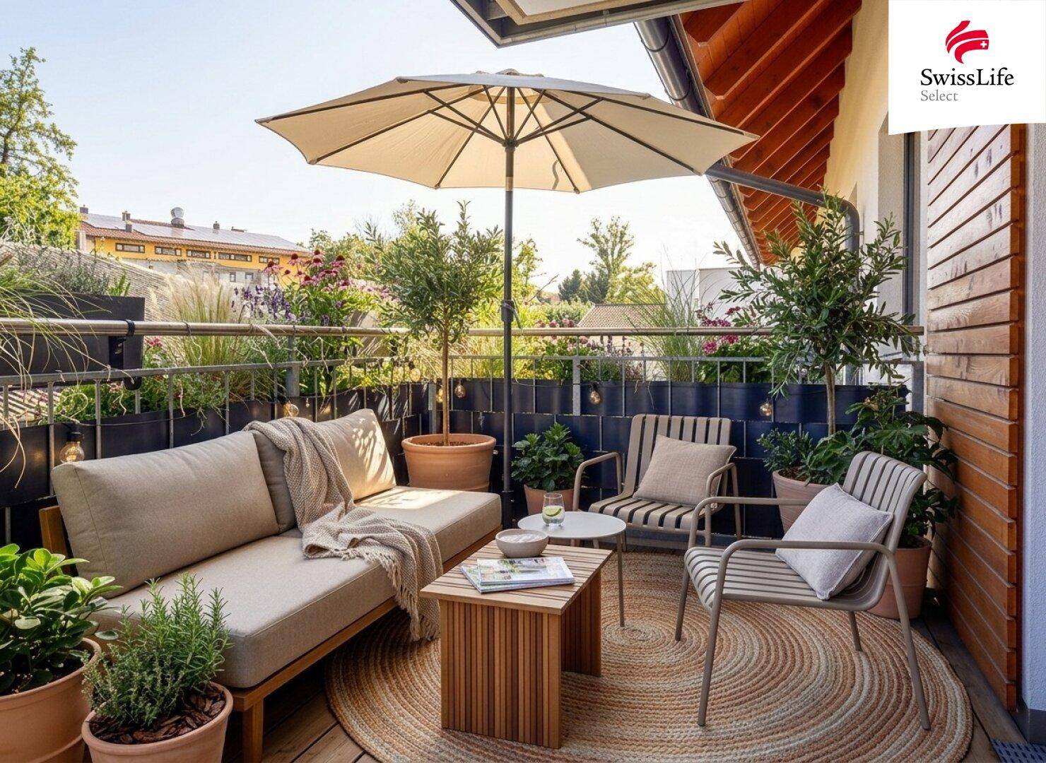 Gemütlicher Balkon mit bequemen Sitzgelegenheiten, Sonnenschirm und vielen Pflanzen.
