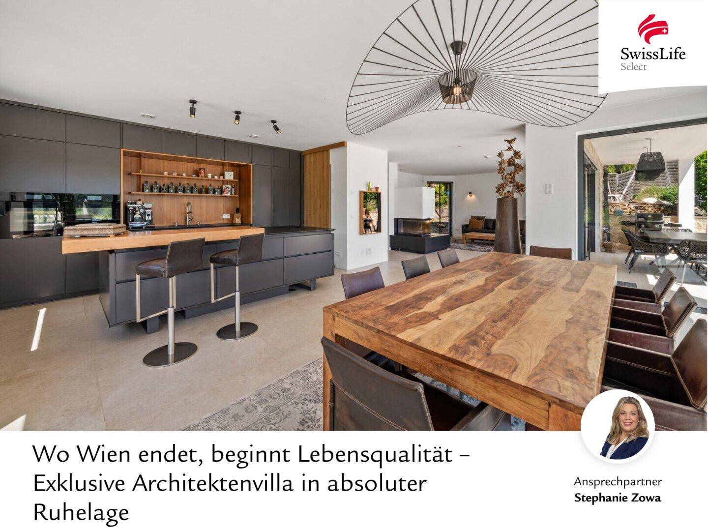 Offene, moderne Küche mit Kochinsel und Essbereich, verbunden mit einem hellen Wohnzimmer und Terrassenzugang.