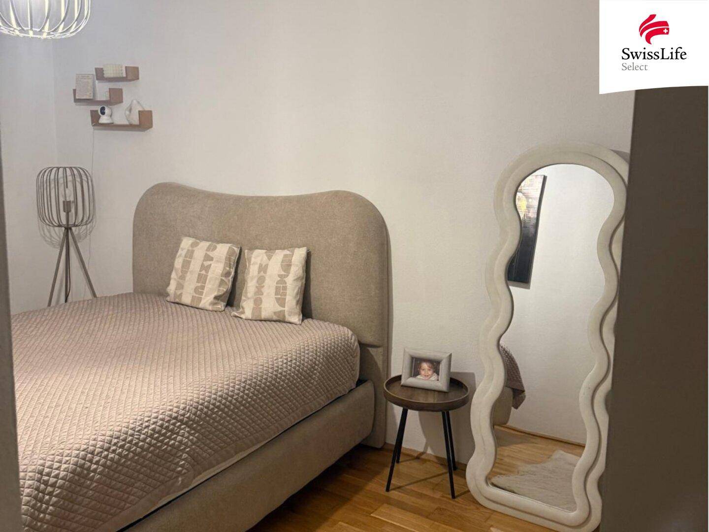 Gemütliches Schlafzimmer mit Doppelbett, modernem Spiegel und stilvoller Beleuchtung, für entspannte Nächte.