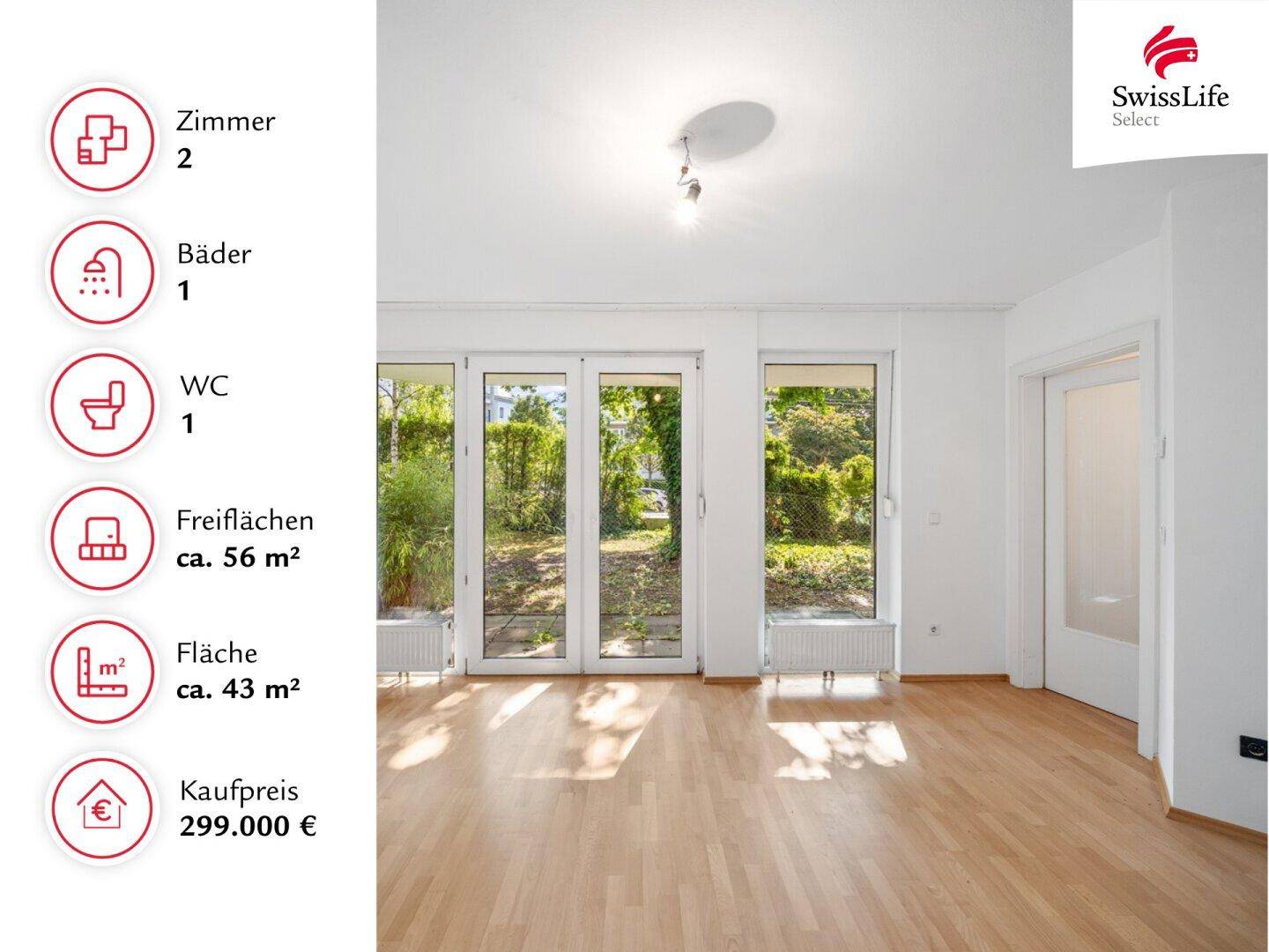 Heller Wohnraum mit Holzfußboden und großen Fenstern, die den Blick ins Grüne freigeben.