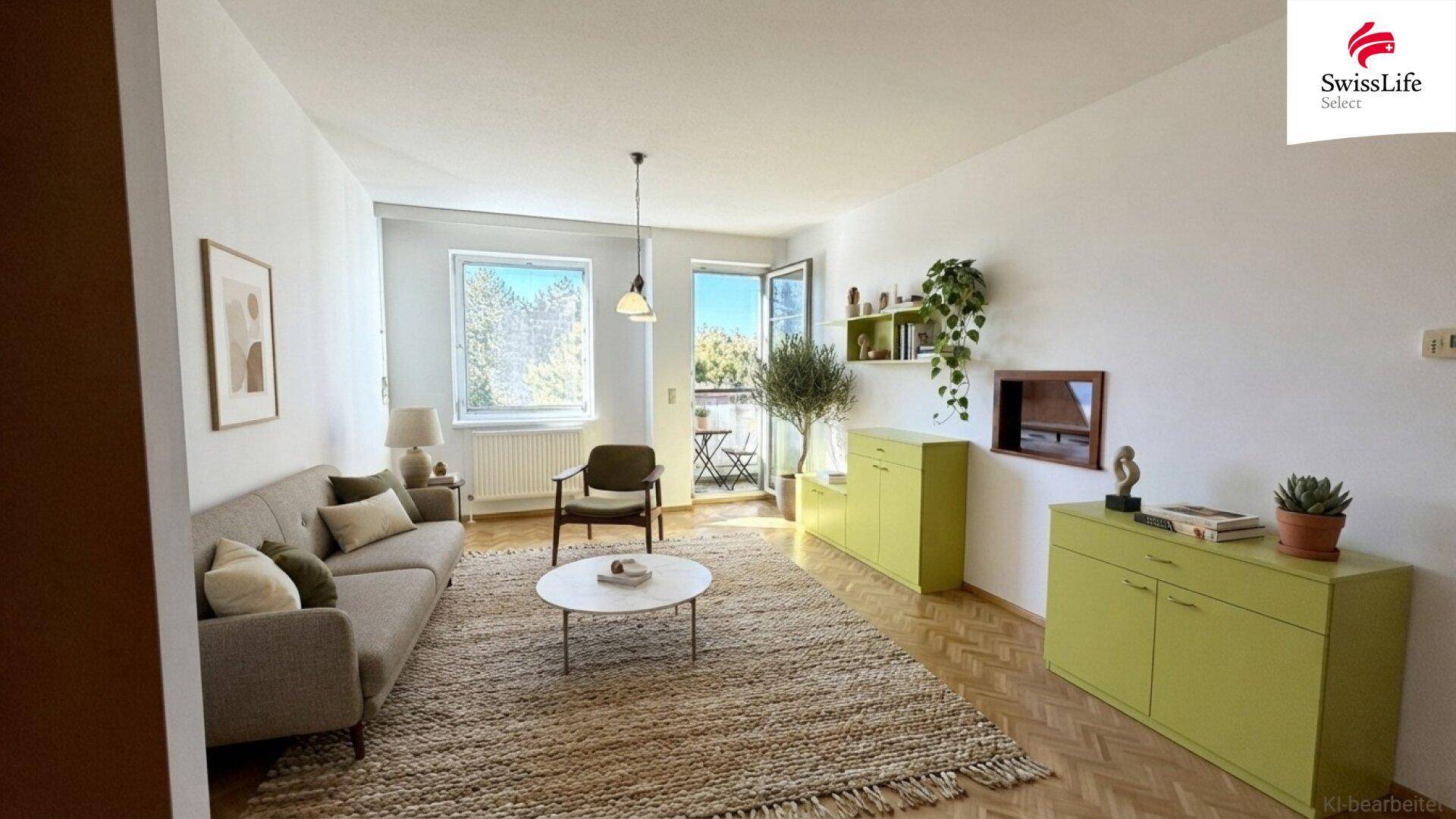 Gemütliches Wohnzimmer mit Fischgrätparkett, Sofa, Teppich und Balkonzugang.