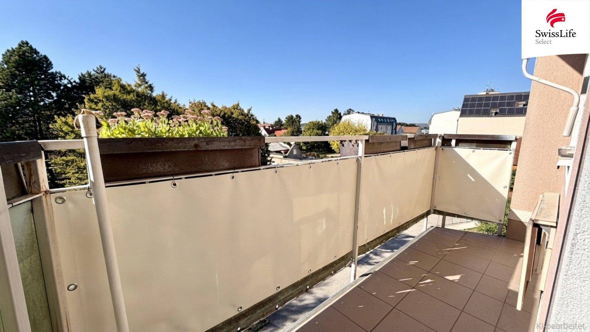 Langer Balkon mit Sichtschutz und Fliesenboden, ideal für entspannte Stunden im Freien.