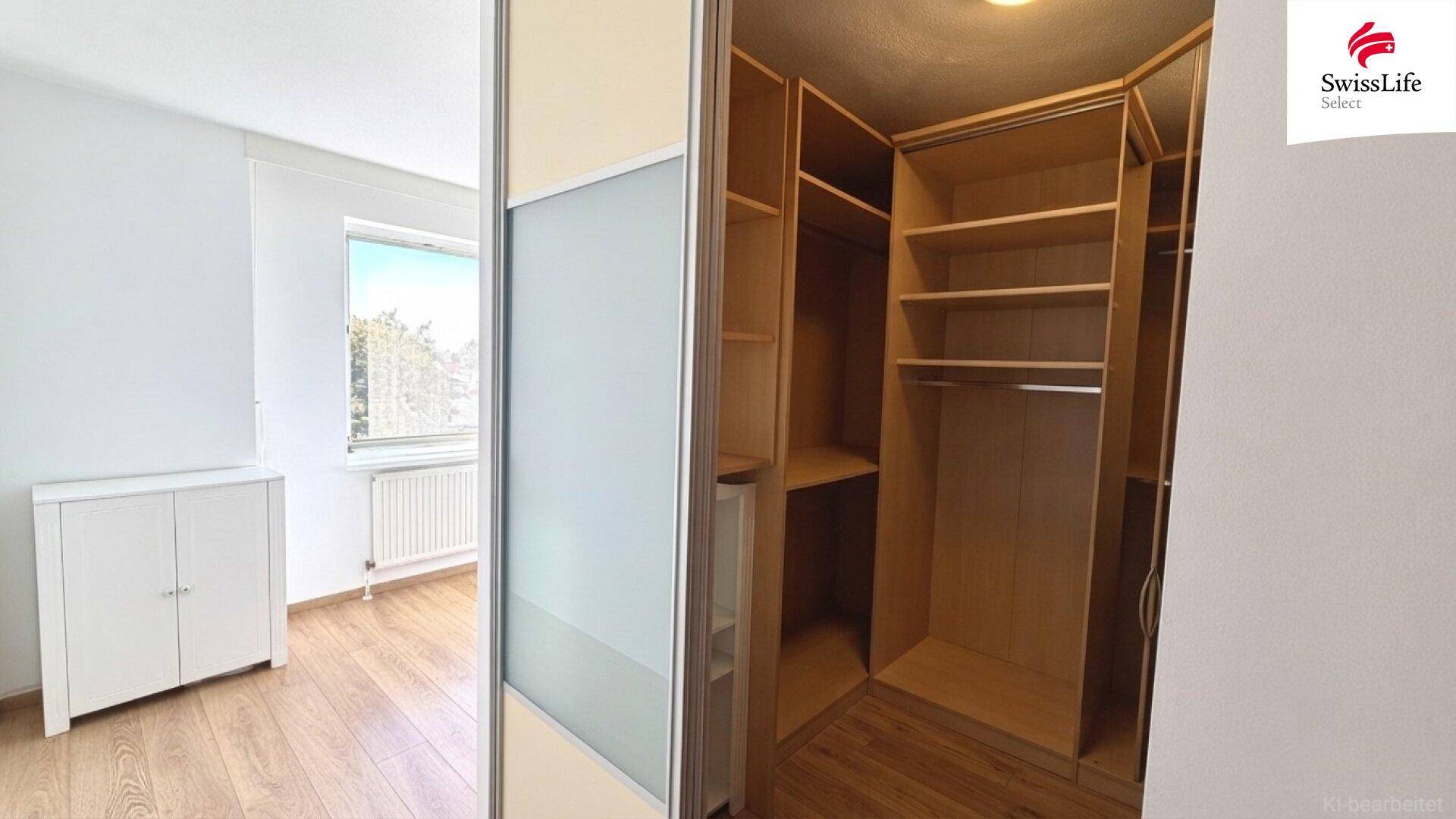 Schlafzimmer mit integriertem begehbarem Kleiderschrank und Holzboden.