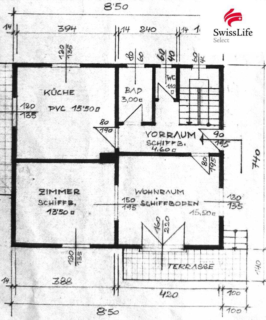 Grundriss des Erdgeschosses mit Küche, Bad, Wohnraum, Zimmer und Terrasse.