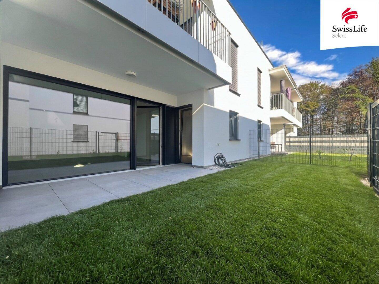 Erdgeschosswohnung mit großer Terrasse und direktem Zugang zum privaten Gartenbereich.