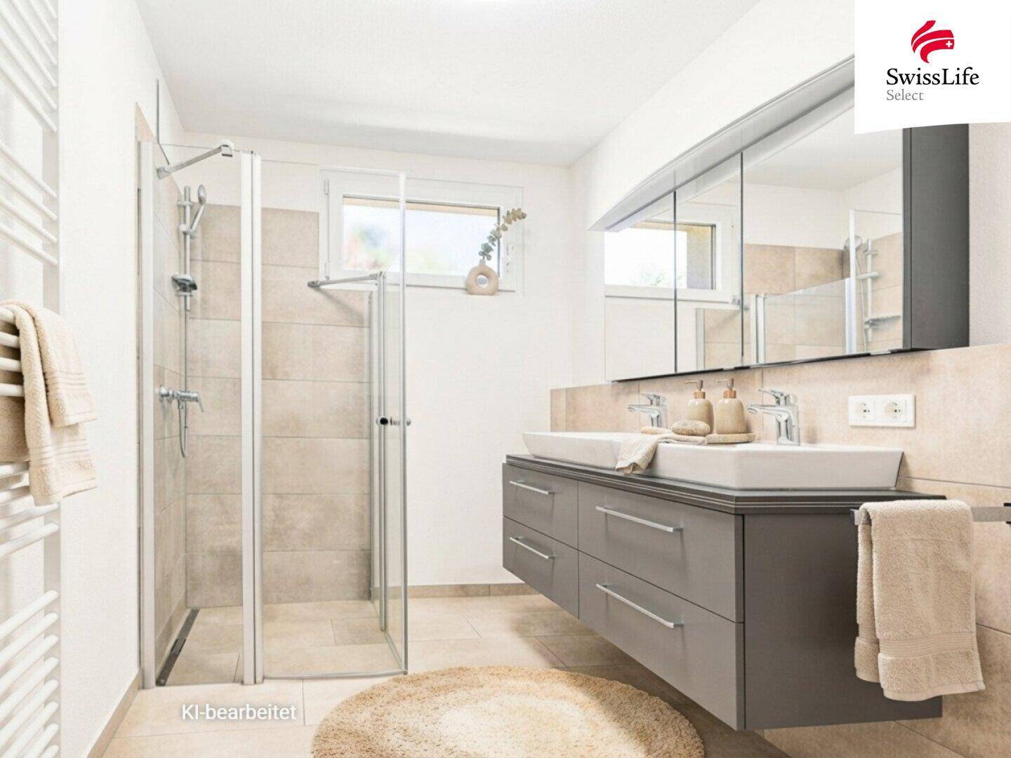 Modernes Badezimmer mit Doppelwaschbecken, großer Dusche und Fenster für Tageslicht.
