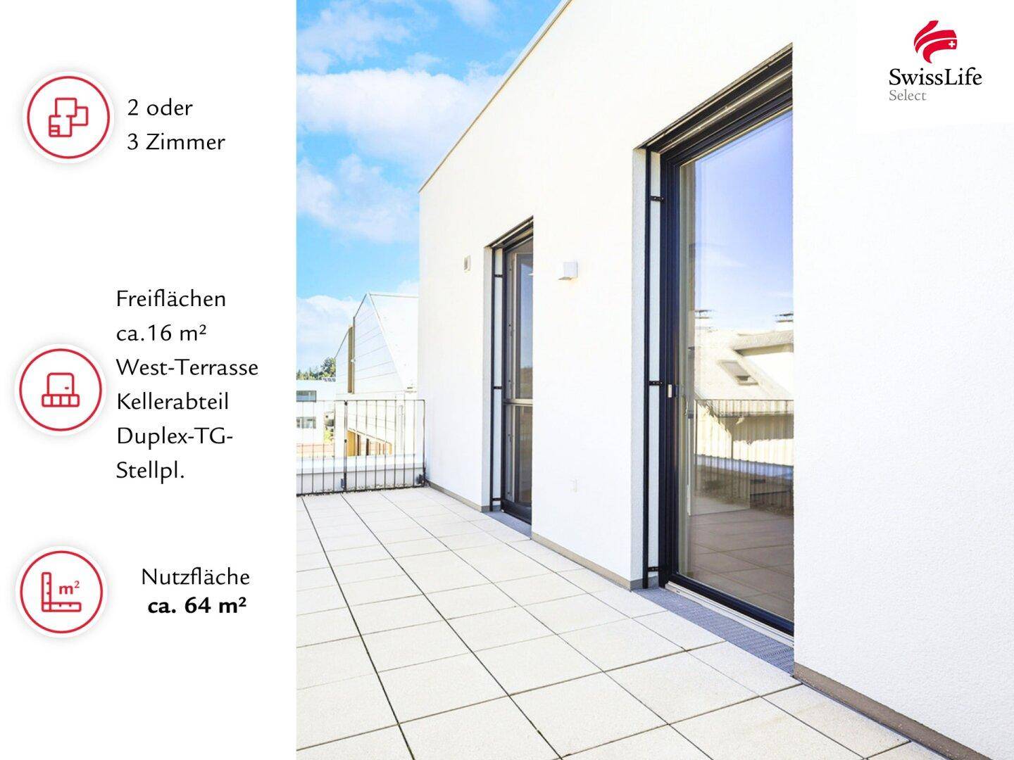Geräumige West-Terrasse mit hellen Fliesen und Zugang zu den Innenräumen.