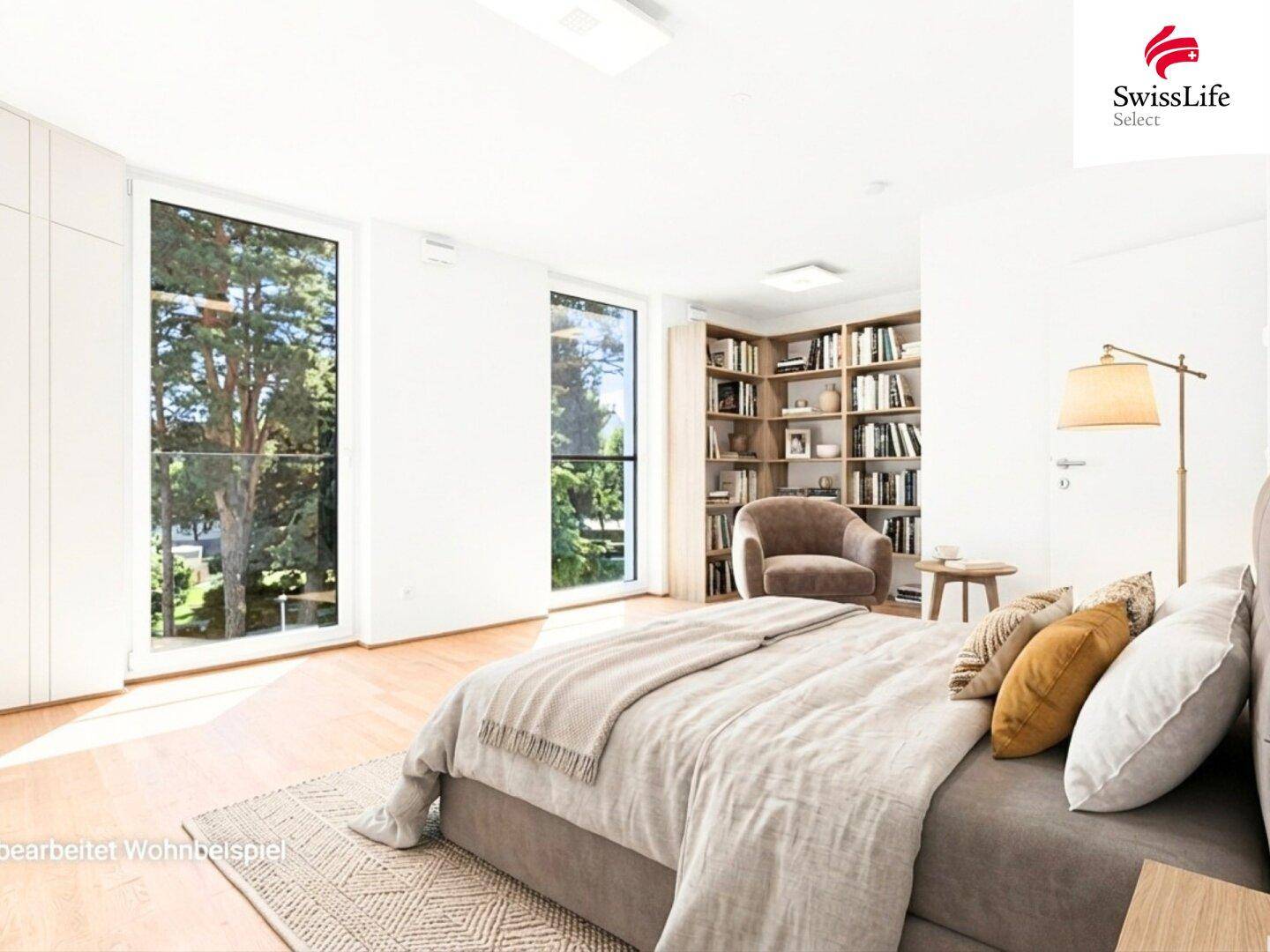 Helles Schlafzimmer mit großen Fenstern, Holzboden und integriertem Bücherregal.