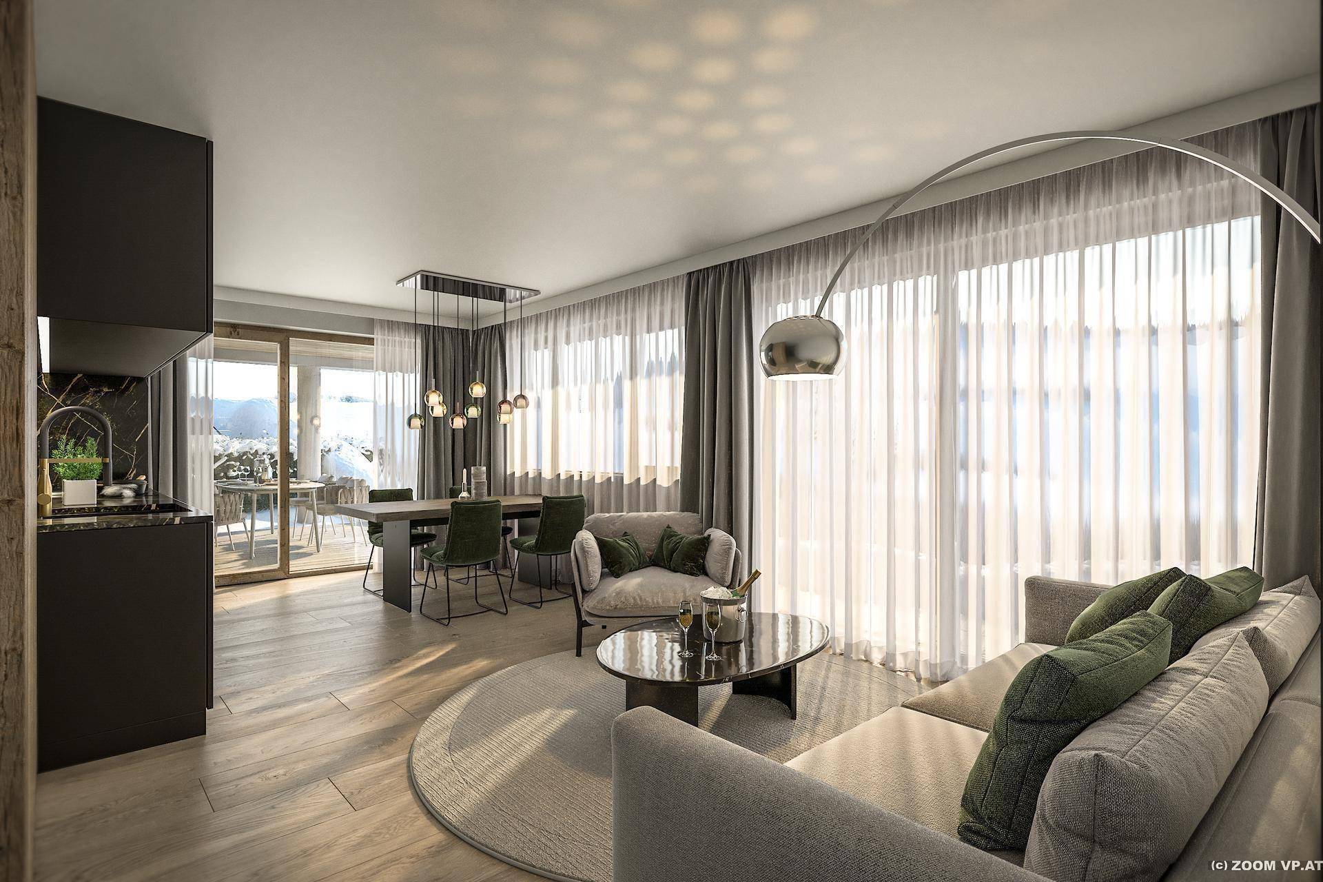 Heller Wohn- und Essbereich mit großen Fenstern, Holzboden und Blick auf die verschneite Berglandschaft.