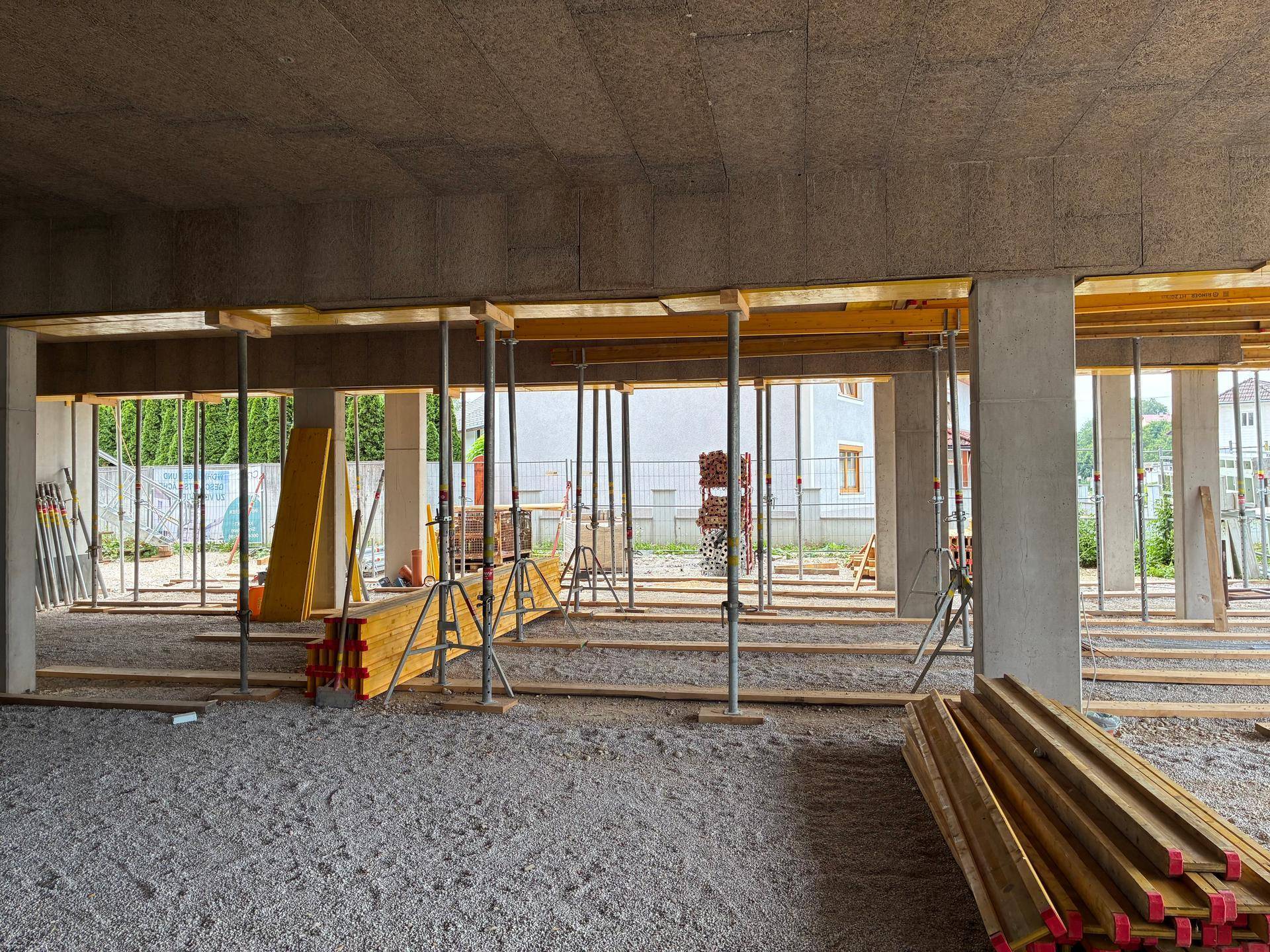 Baustelle im Erdgeschoss mit vielen Stützen und Schalung für die Deckenkonstruktion.