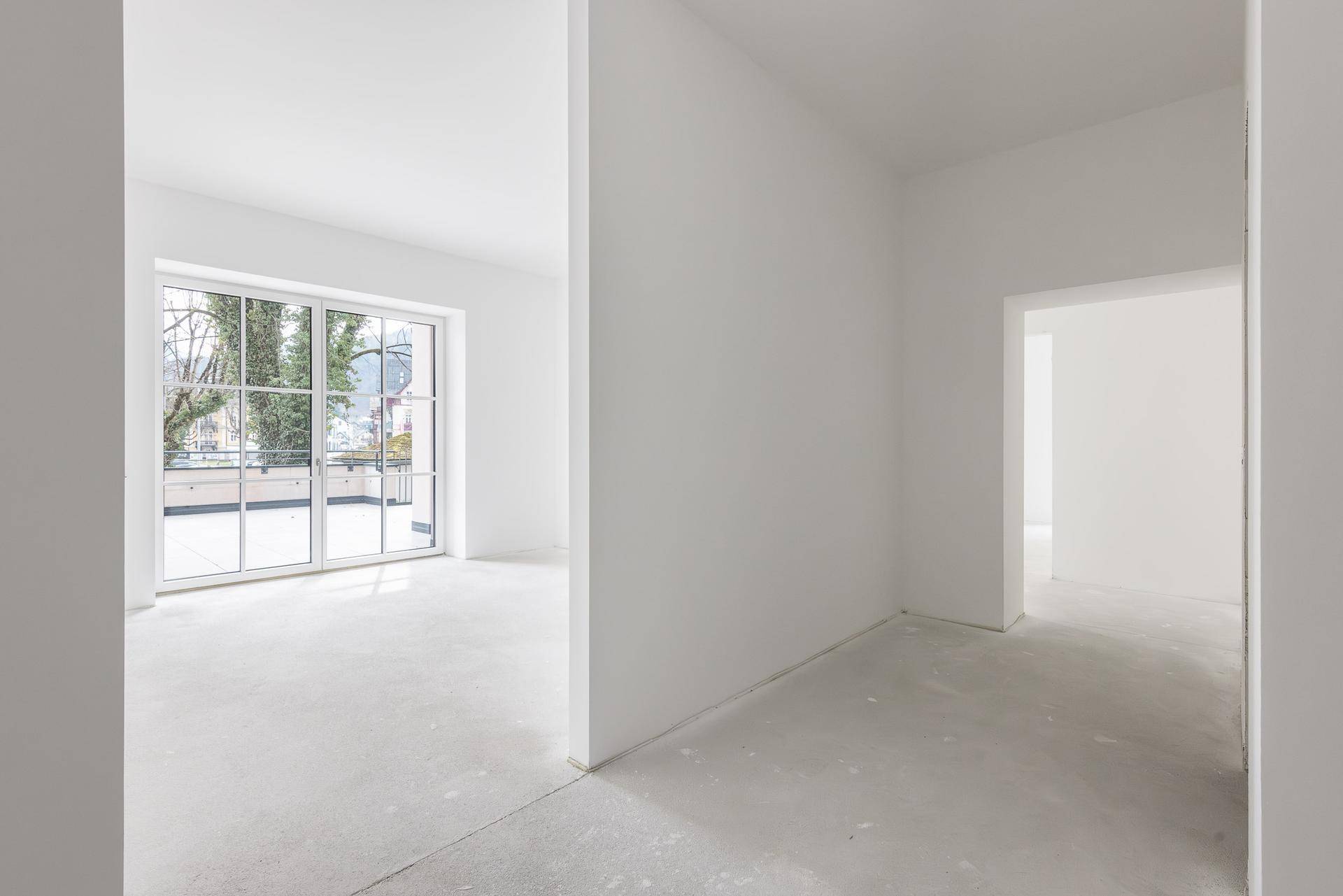 Heller Flurbereich mit Zugang zu weiteren Zimmern und einer großen Fensterfront zur Außenterrasse.