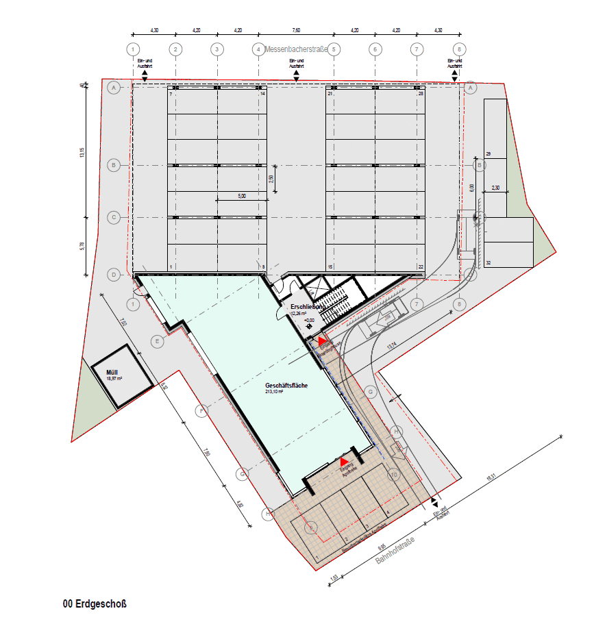 Grundriss des Erdgeschosses mit Geschäftsfläche, Parkplätzen und einer kleinen Terrasse.
