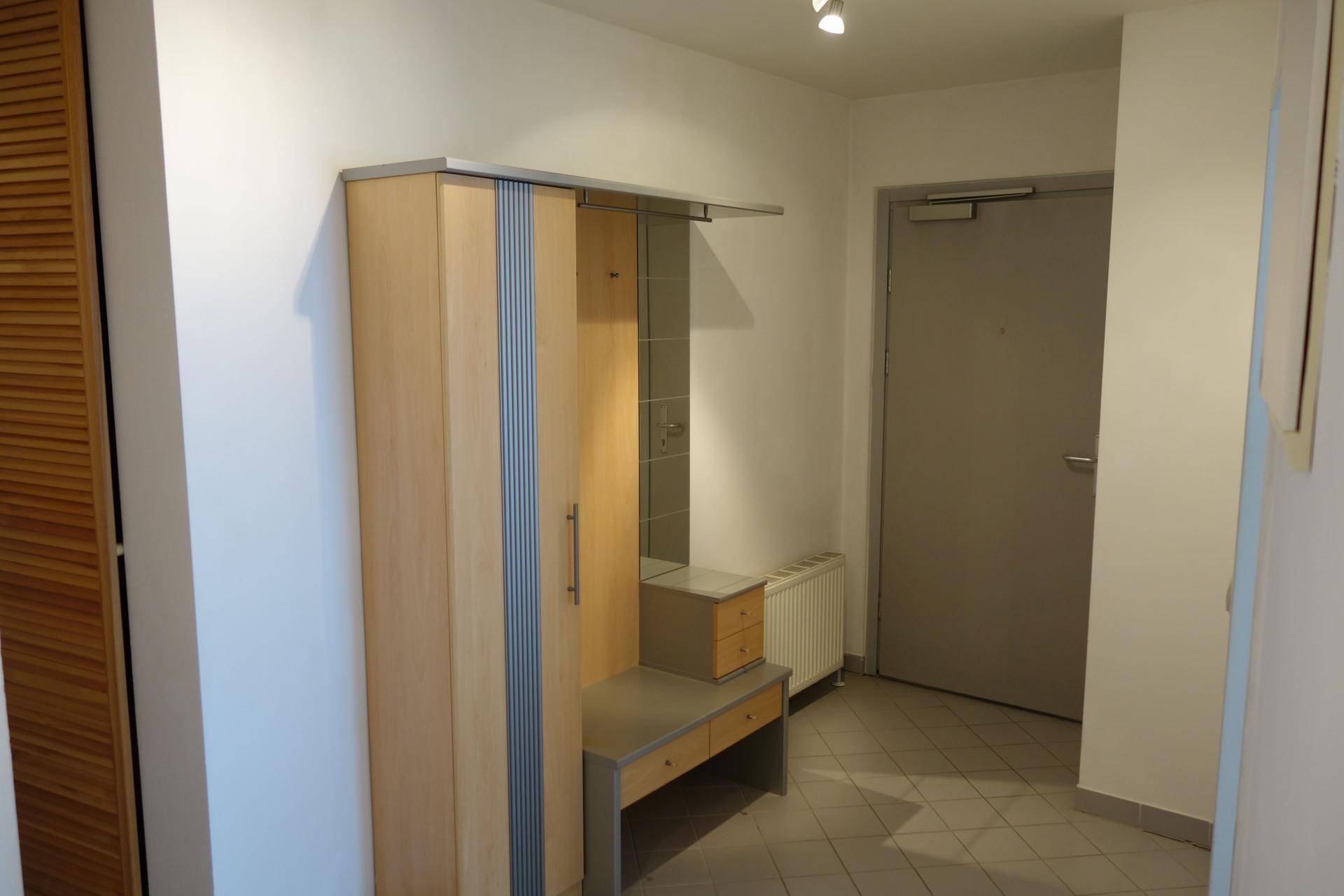 Eingangsbereich mit praktischer Garderobe und Fliesenboden, führt zu weiteren Räumen.