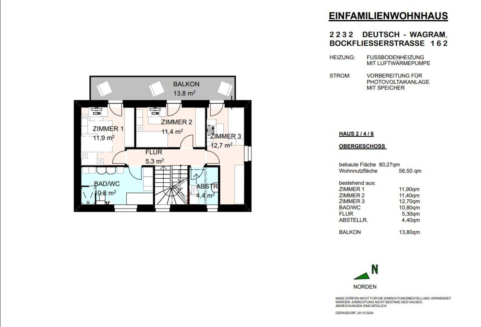 Grundriss des Obergeschosses mit drei Zimmern, einem Badezimmer und einem Balkon.