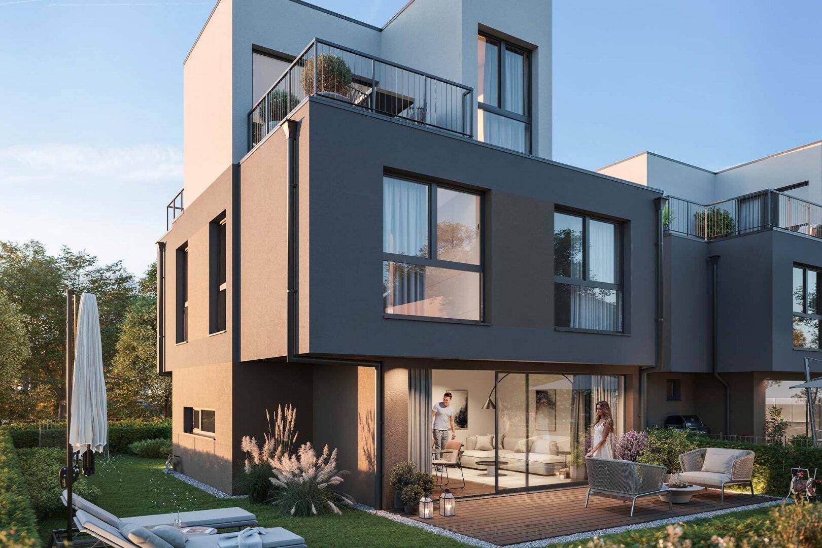 Moderne Reihenhausansicht mit großer Holzterrasse, Garten und Zugang zu den Innenräumen.