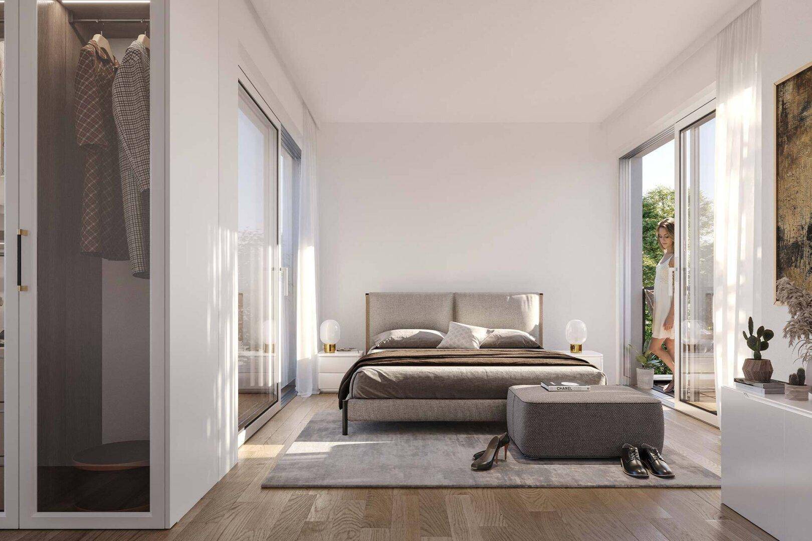 Lichtdurchflutetes Schlafzimmer mit Holzboden, Einbauschrank und direktem Zugang zum Balkon.