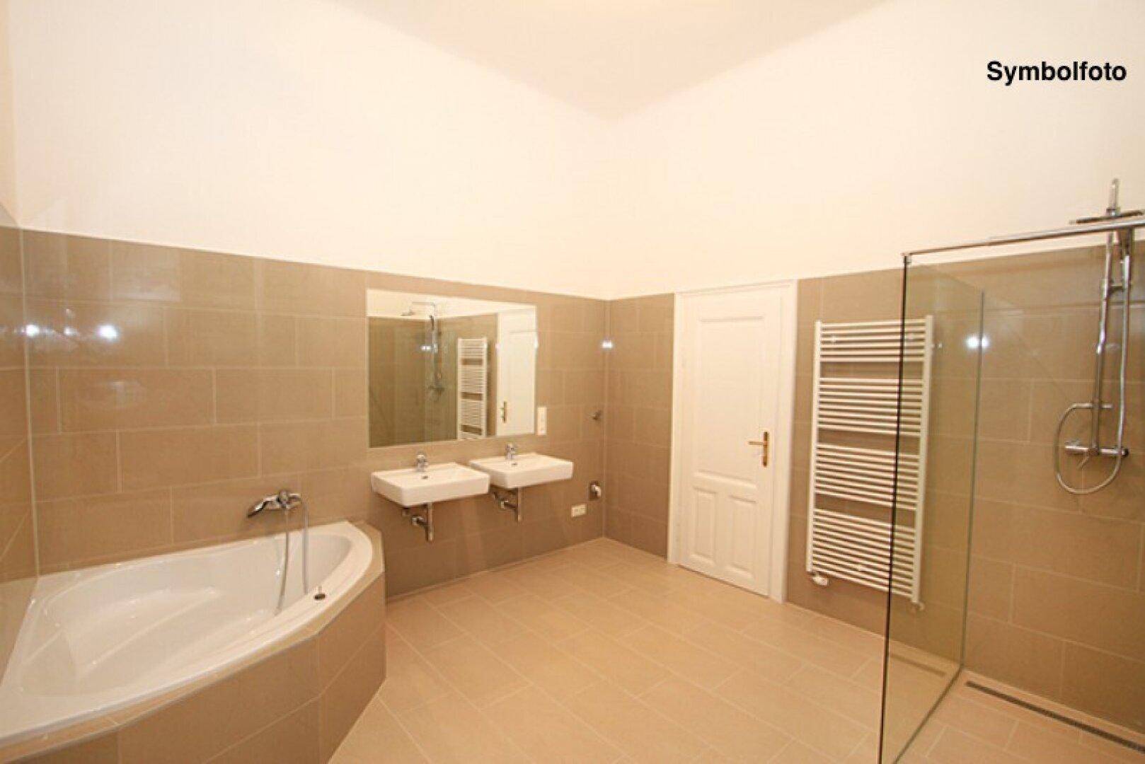 Modernes Badezimmer mit beigen Fliesen, Eckbadewanne, Doppelsink und begehbarer Dusche.