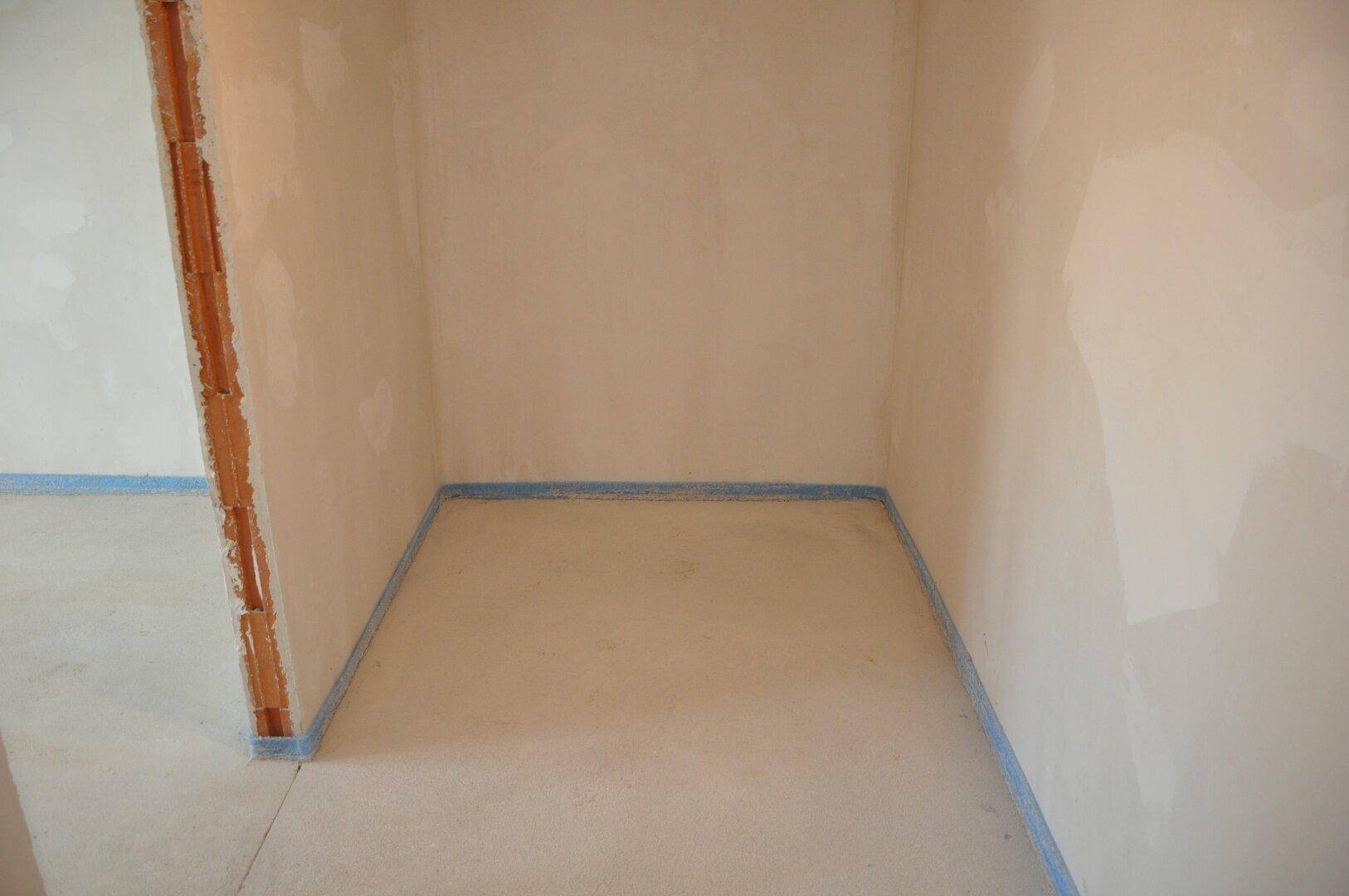 Kleiner unfertiger Raum mit Rohbauwänden, ideal als Abstellraum oder begehbarer Kleiderschrank.