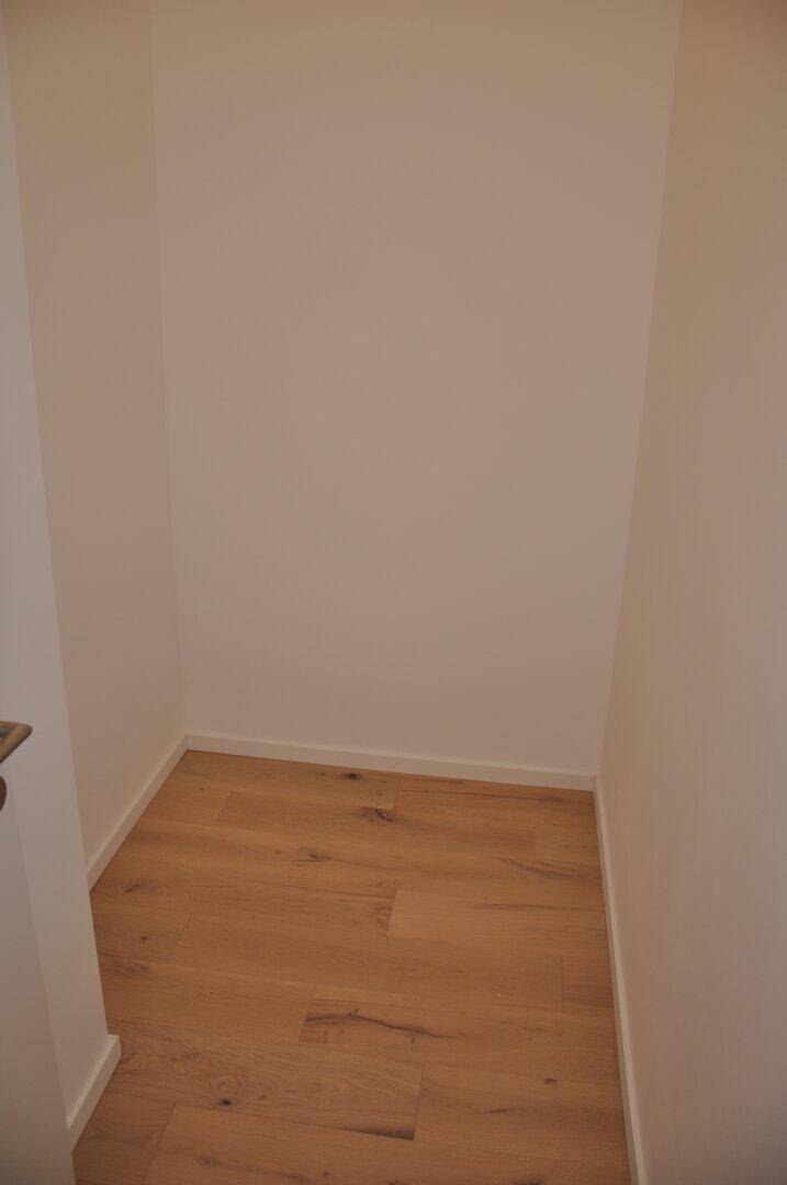 Kleiner Abstellraum mit hellem Holzboden, ideal für zusätzlichen Stauraum.