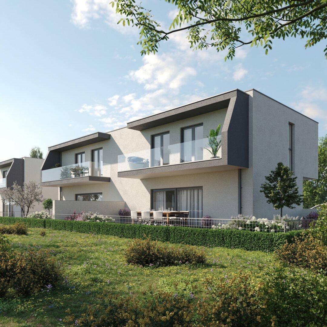 Moderne Reihenhäuser mit Balkonen und Terrassen in grüner Umgebung, umgeben von Bäumen.