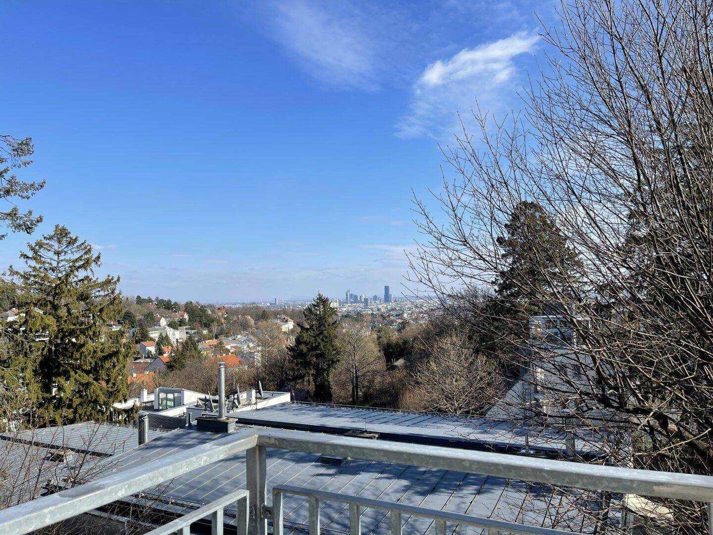 Weitläufiger Blick von der Terrasse über die Stadt und die umliegende Landschaft.