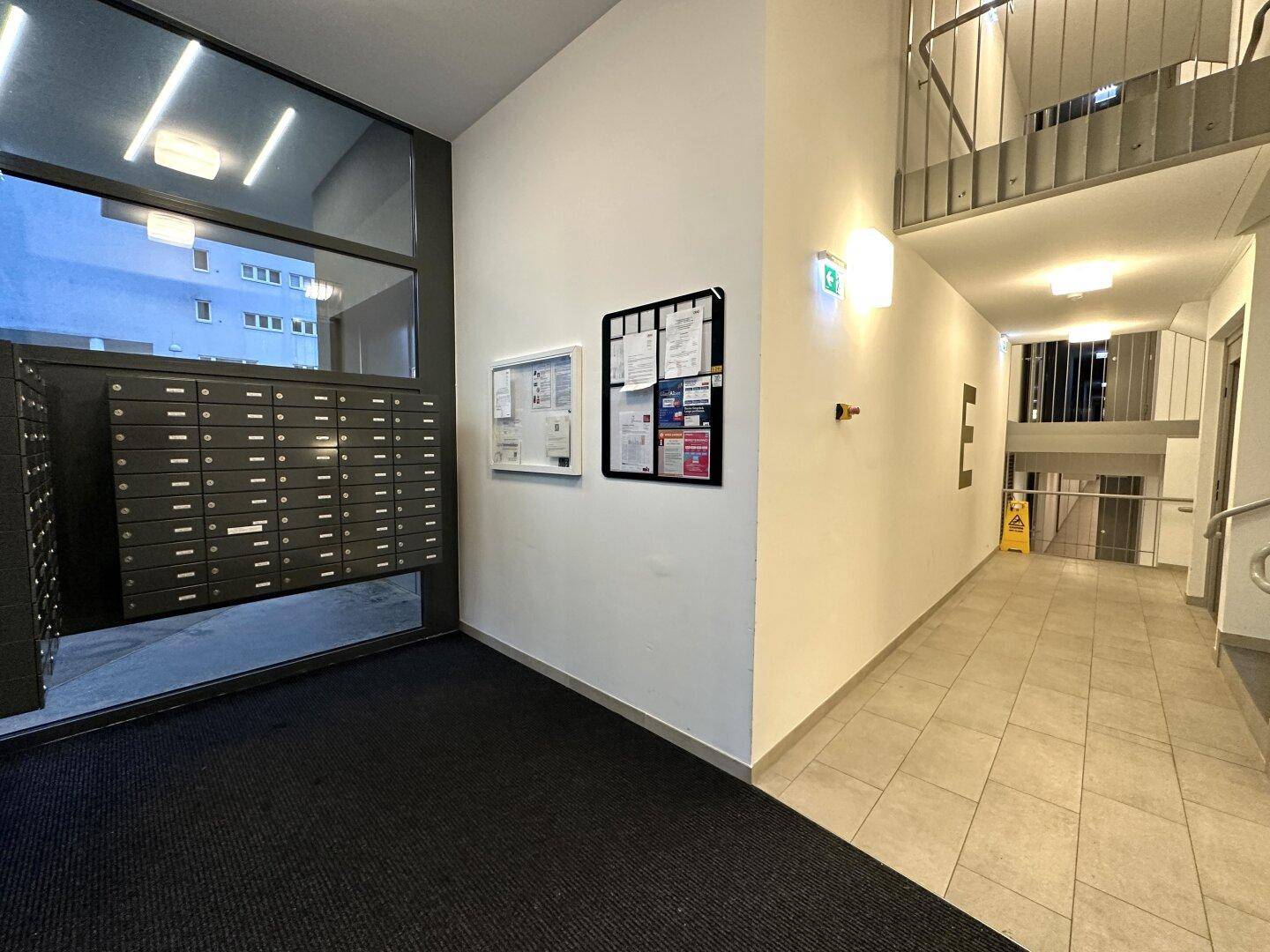 Eingangsbereich des Gebäudes mit Briefkästen und Zugang zum Treppenhaus.