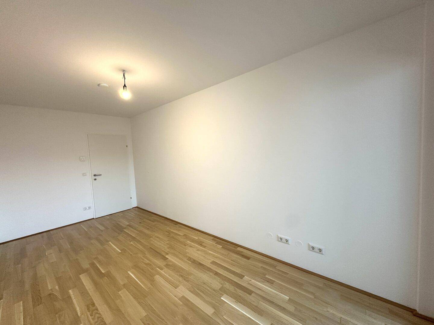 Unmöblierter Raum mit Parkettboden und weißen Wänden, vielseitig nutzbar als Schlaf- oder Arbeitszimmer.