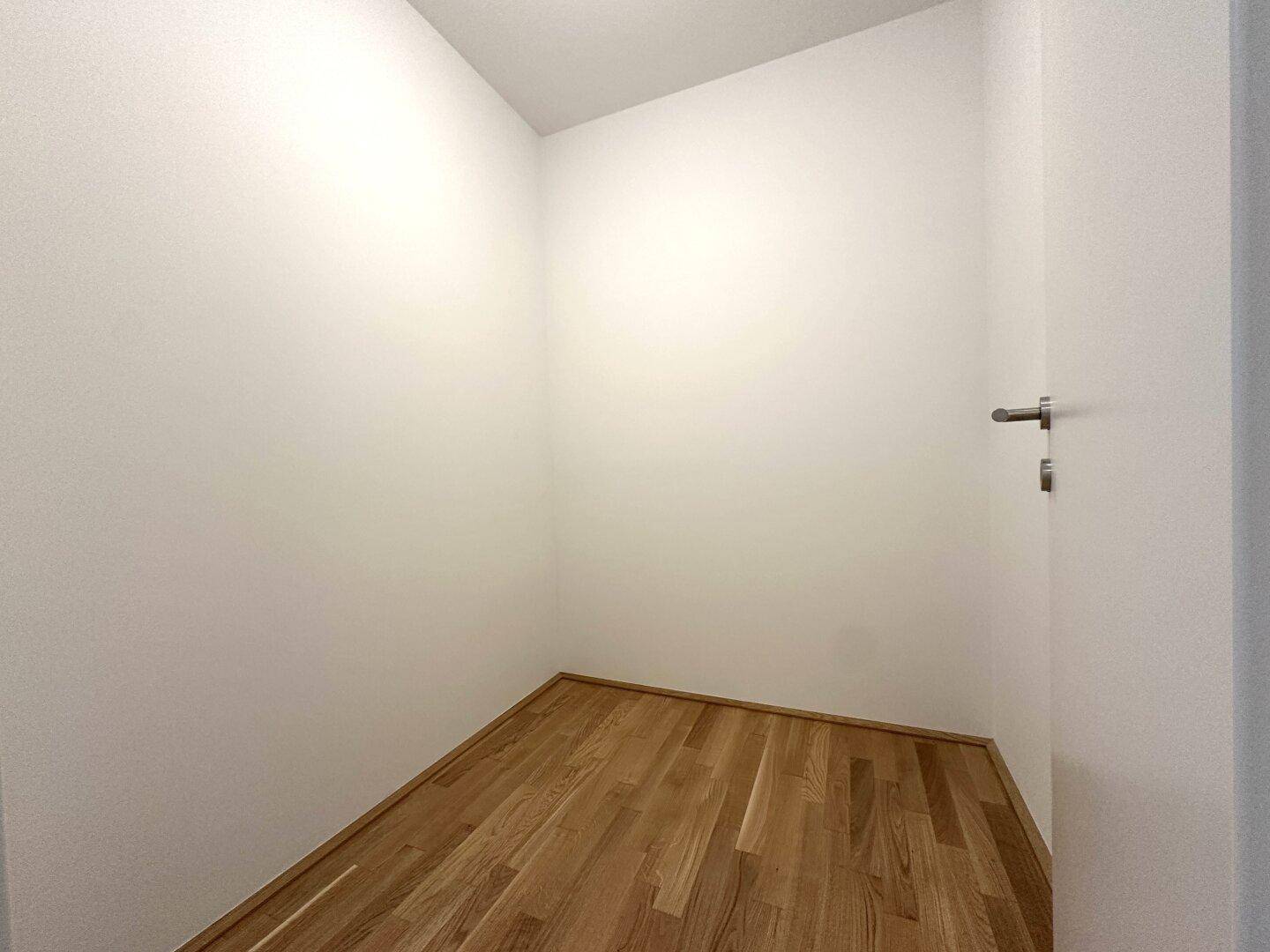 Kleiner Abstellraum mit Holzboden, ideal für zusätzlichen Stauraum im Apartment.