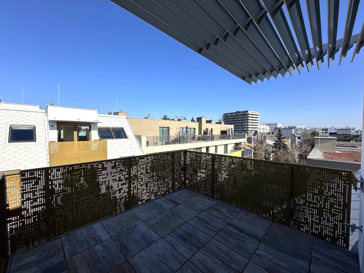 Weitläufige Dachterrasse mit modernem Design und Panoramablick über die Stadt.