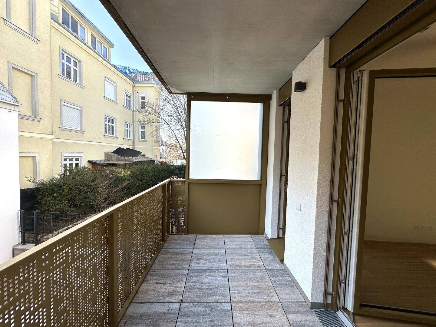 Geräumiger Balkon mit Fliesenboden und moderner Brüstung, ideal für entspannte Stunden im Freien.
