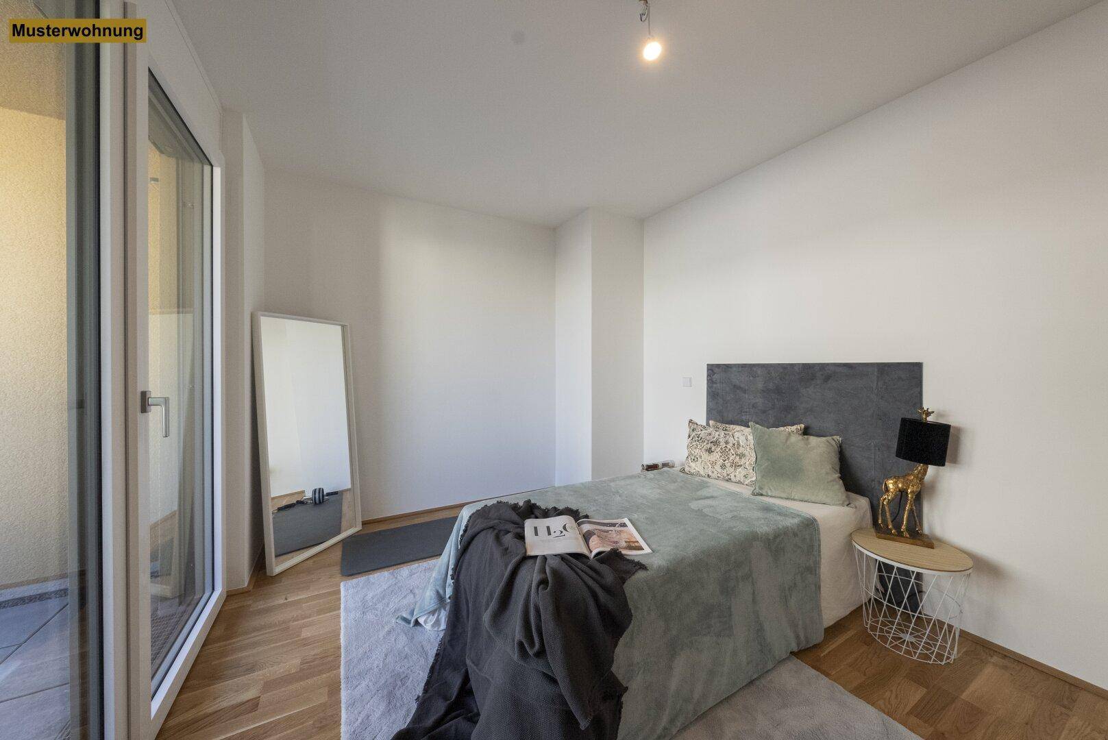 Modernes Schlafzimmer mit Holzboden, minimalistischer Einrichtung und Balkonzugang.