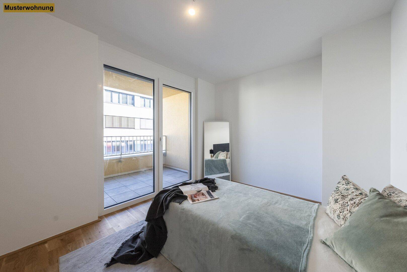Gemütliches Schlafzimmer mit weichen Textilien und Blick auf den Außenbereich.