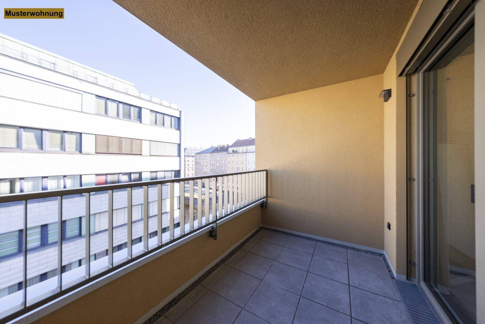 Geräumiger Balkon mit Fliesenboden und Blick auf die umliegenden Gebäude der Stadt.