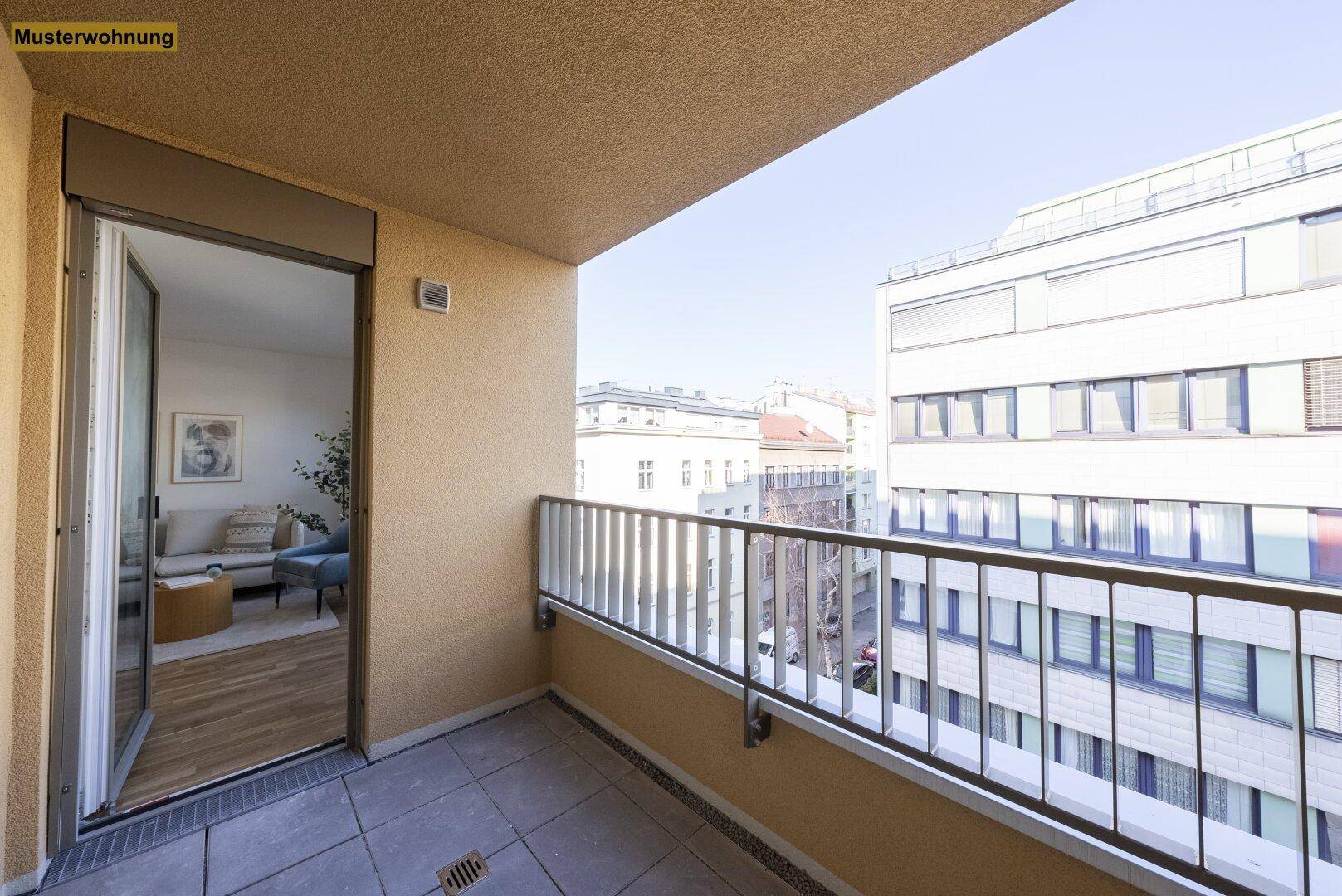 Heller Balkon mit Zugang zum Wohnbereich und Blick auf die städtische Umgebung.