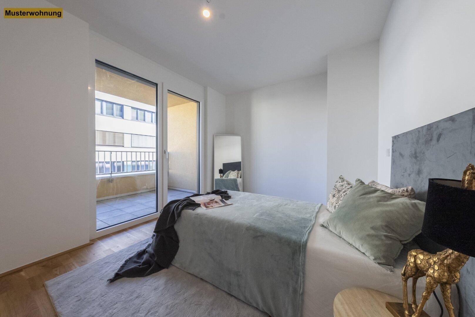 Helles Schlafzimmer mit Holzboden, großem Fenster und direktem Zugang zum Balkon.