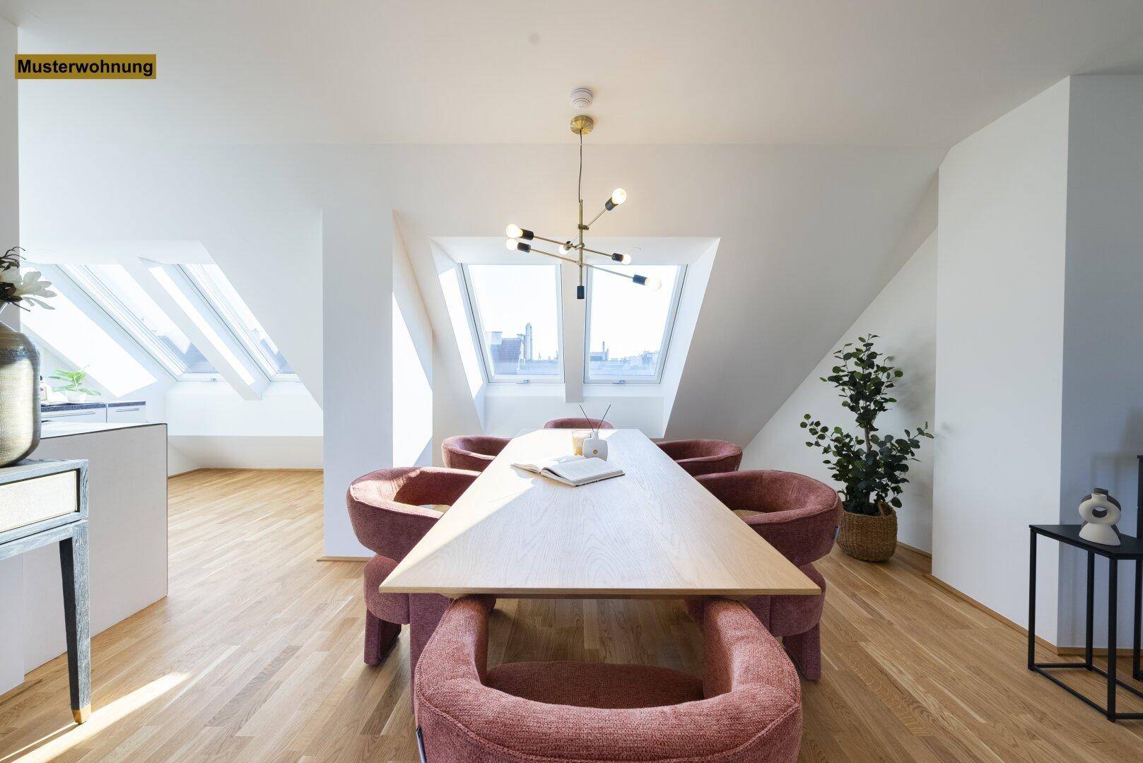 Heller Essbereich mit modernem Holztisch, bequemen Stühlen und großen Dachfenstern für viel Tageslicht.