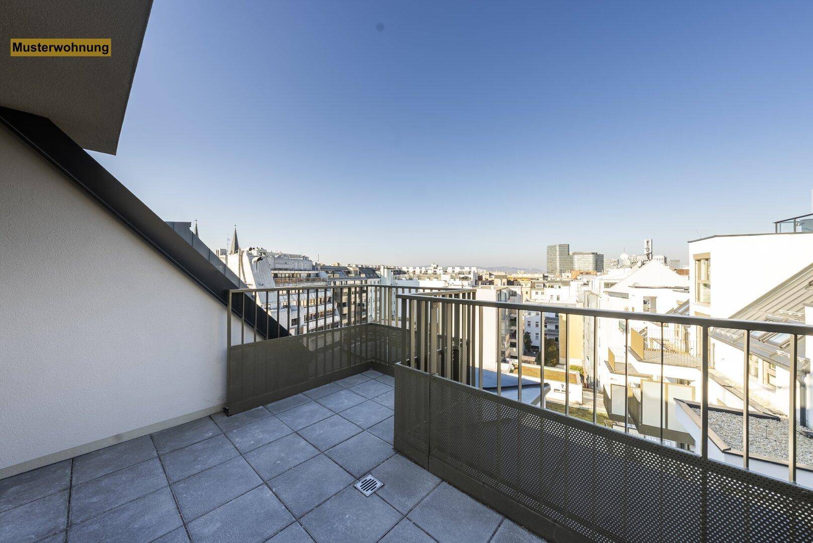 Weitläufige Dachterrasse mit urbanem Ausblick, ideal für Entspannung im Freien.