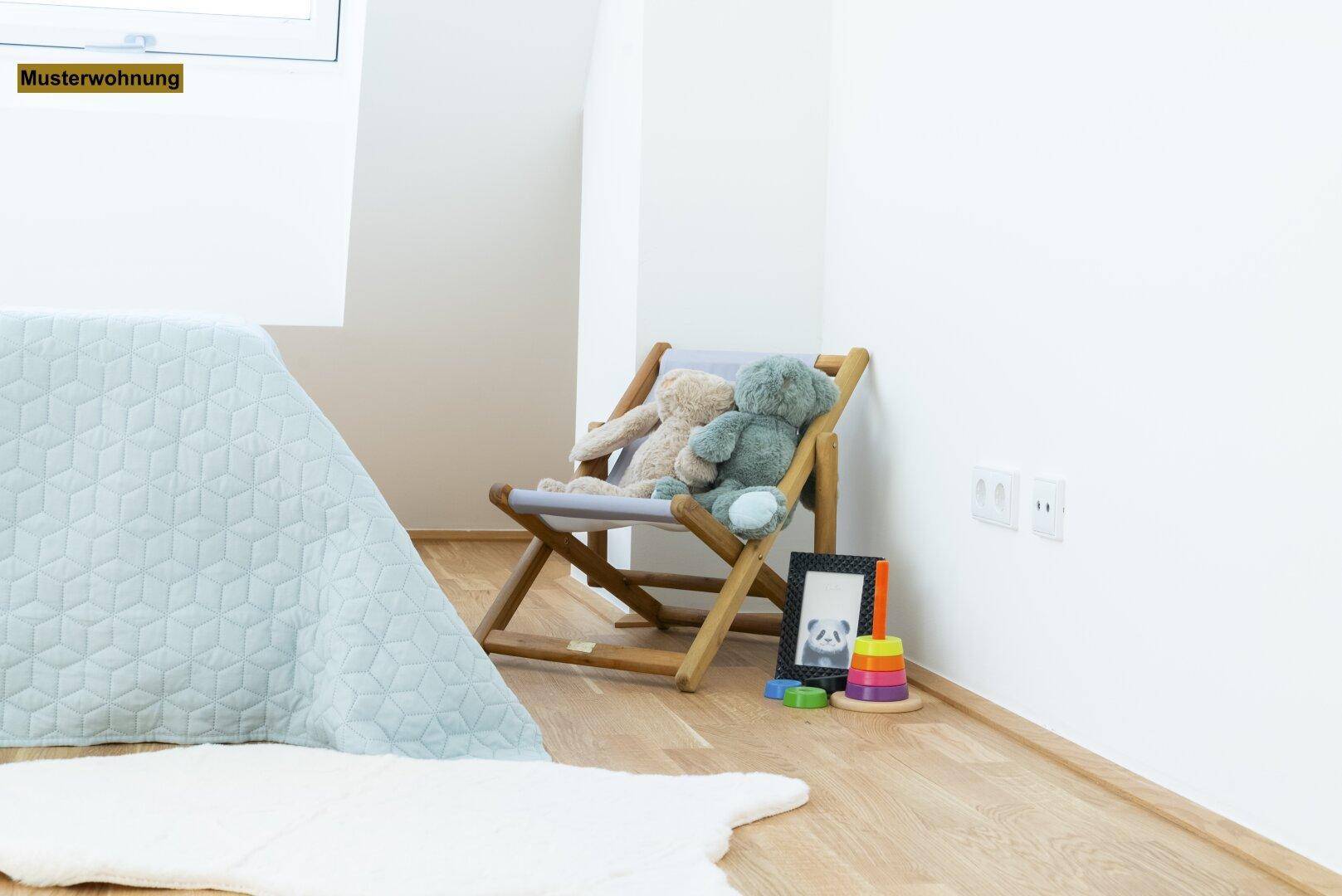 Helles Kinderzimmer mit Holzboden, Spielzeug und einem kleinen Stuhl, ideal für junge Bewohner.