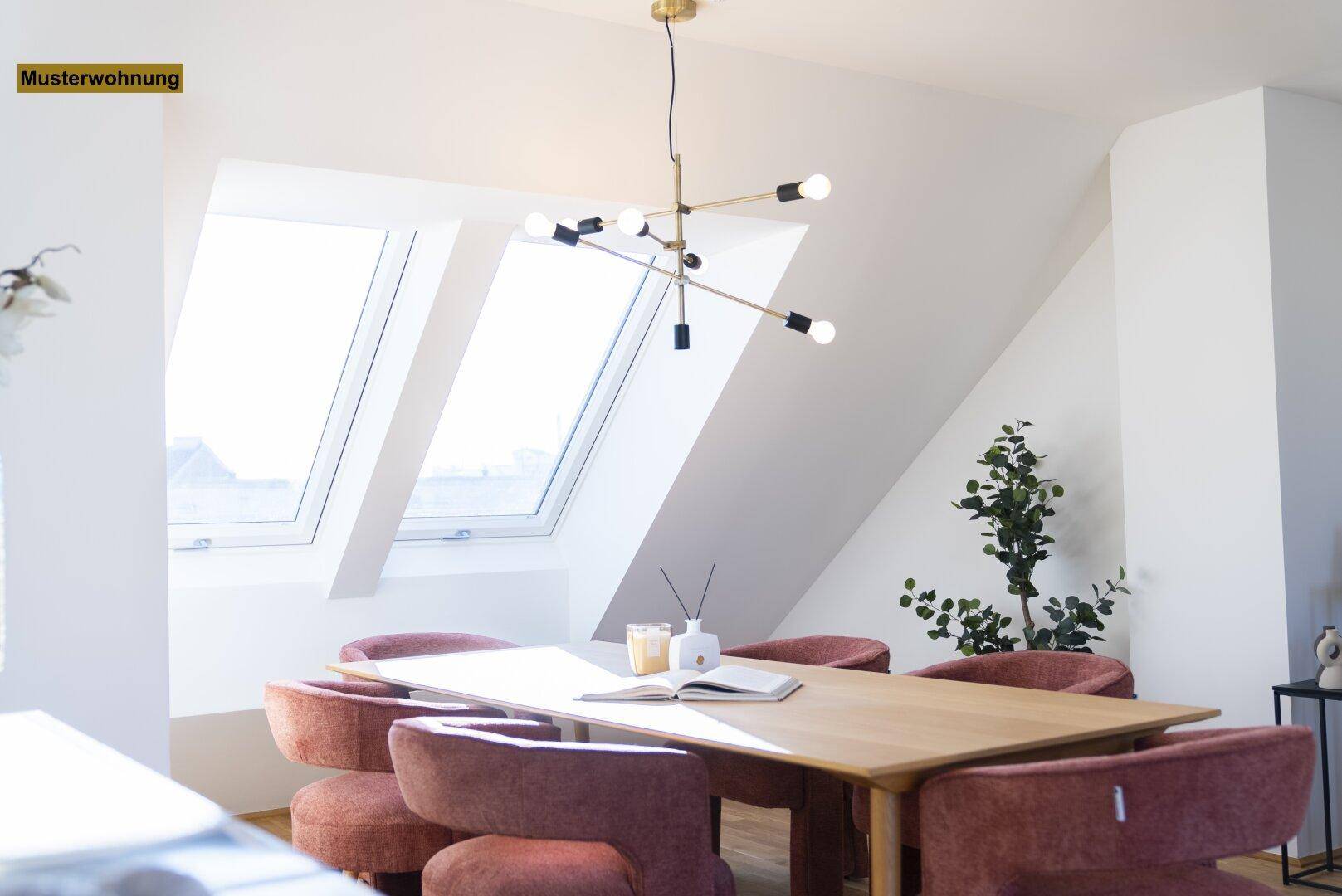 Lichtdurchfluteter Essbereich mit modernem Design, Holztisch und stilvoller Beleuchtung unter Dachfenstern.