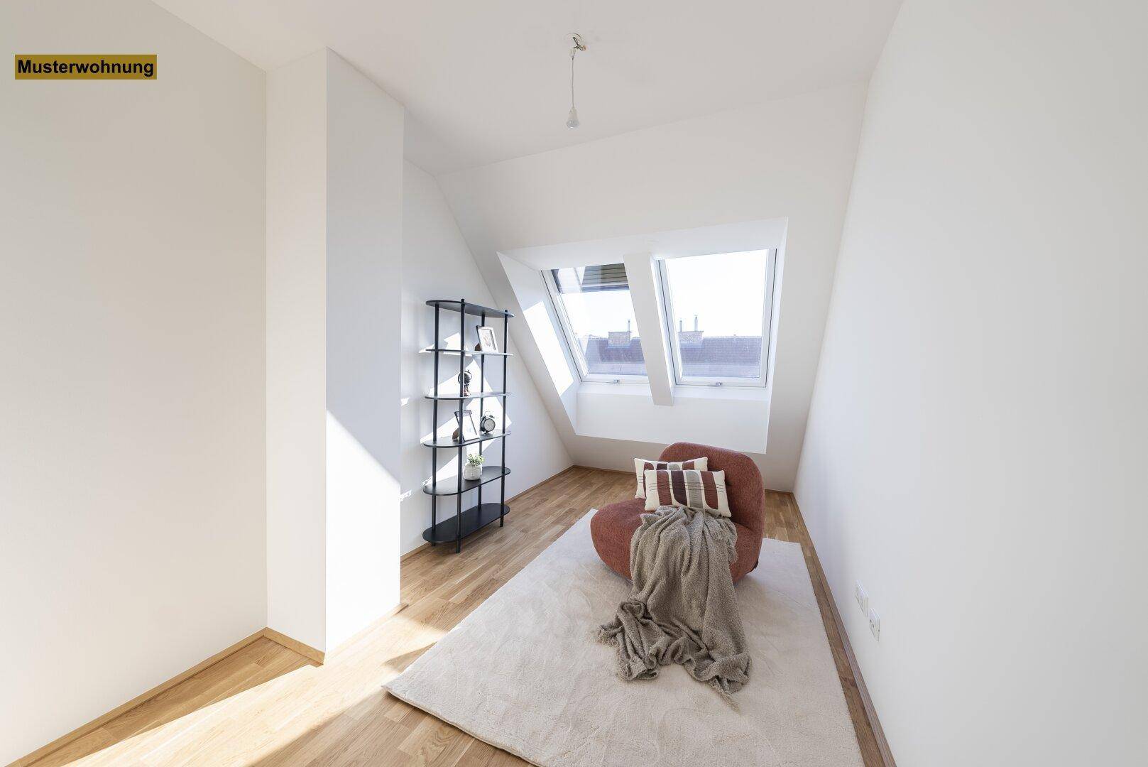 Heller Raum mit Dachschrägen, zwei Dachfenstern und einem modernen Regal, ideal als Leseecke.