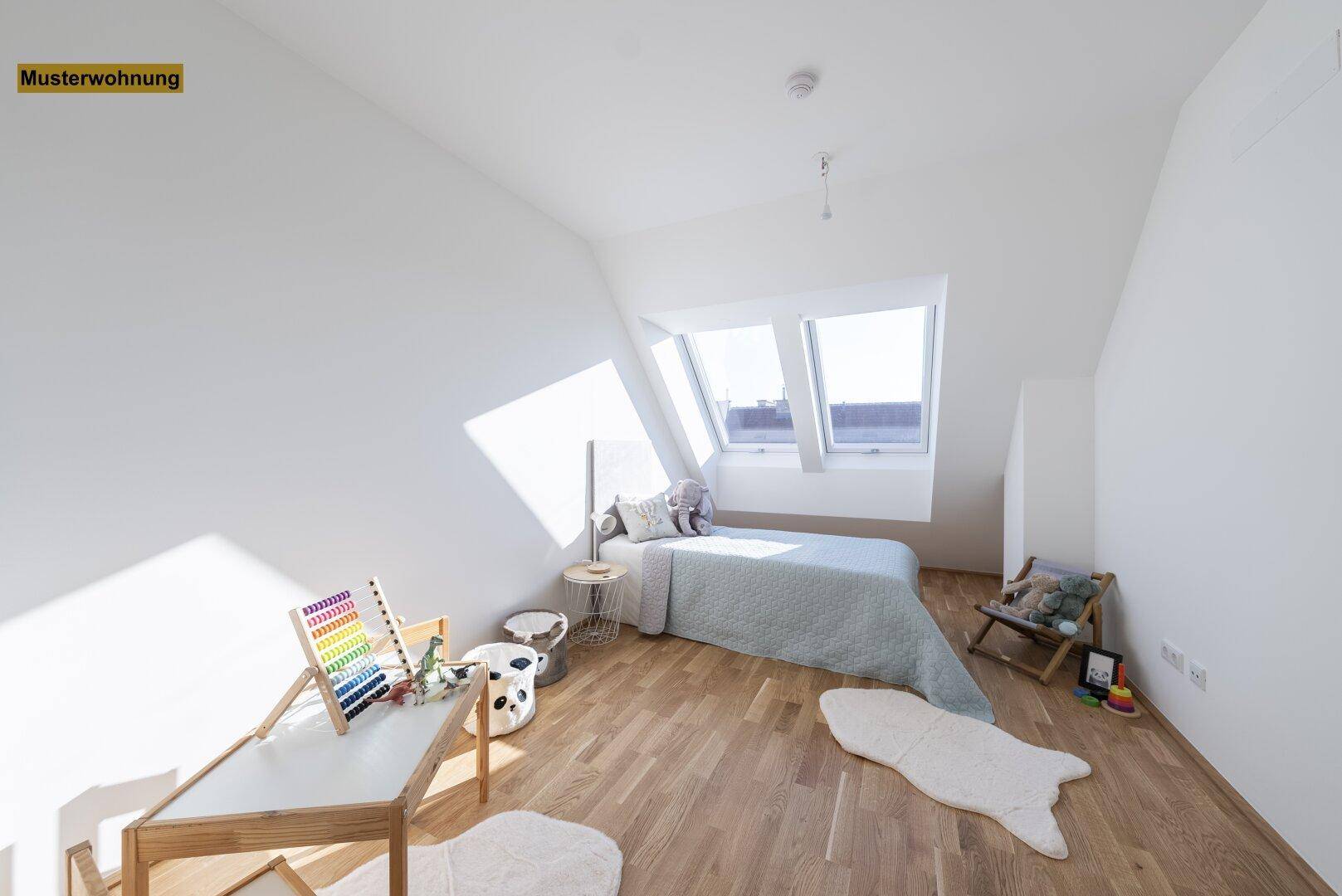 Helles Kinderzimmer mit Holzboden, Dachschrägen und zwei großen Dachfenstern für viel Licht.