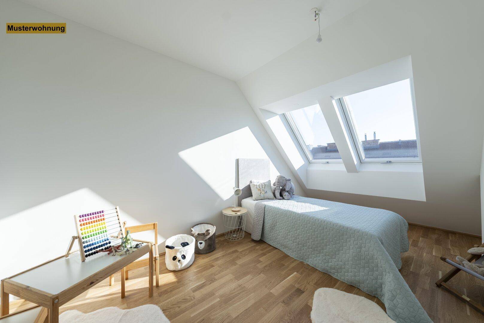Freundliches Kinderzimmer mit Holzboden, Dachschrägen und sonnigen Dachfenstern, ausgestattet für kleine Kinder.