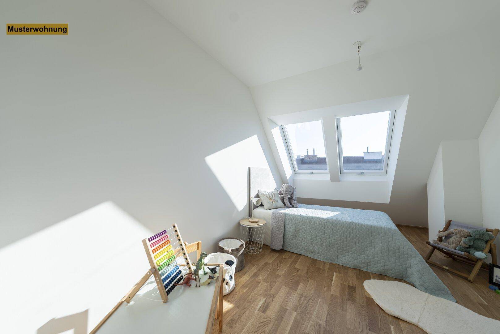 Geräumiges Kinderzimmer mit Holzboden, Dachschrägen und hellen Dachfenstern, ideal zum Spielen und Schlafen.