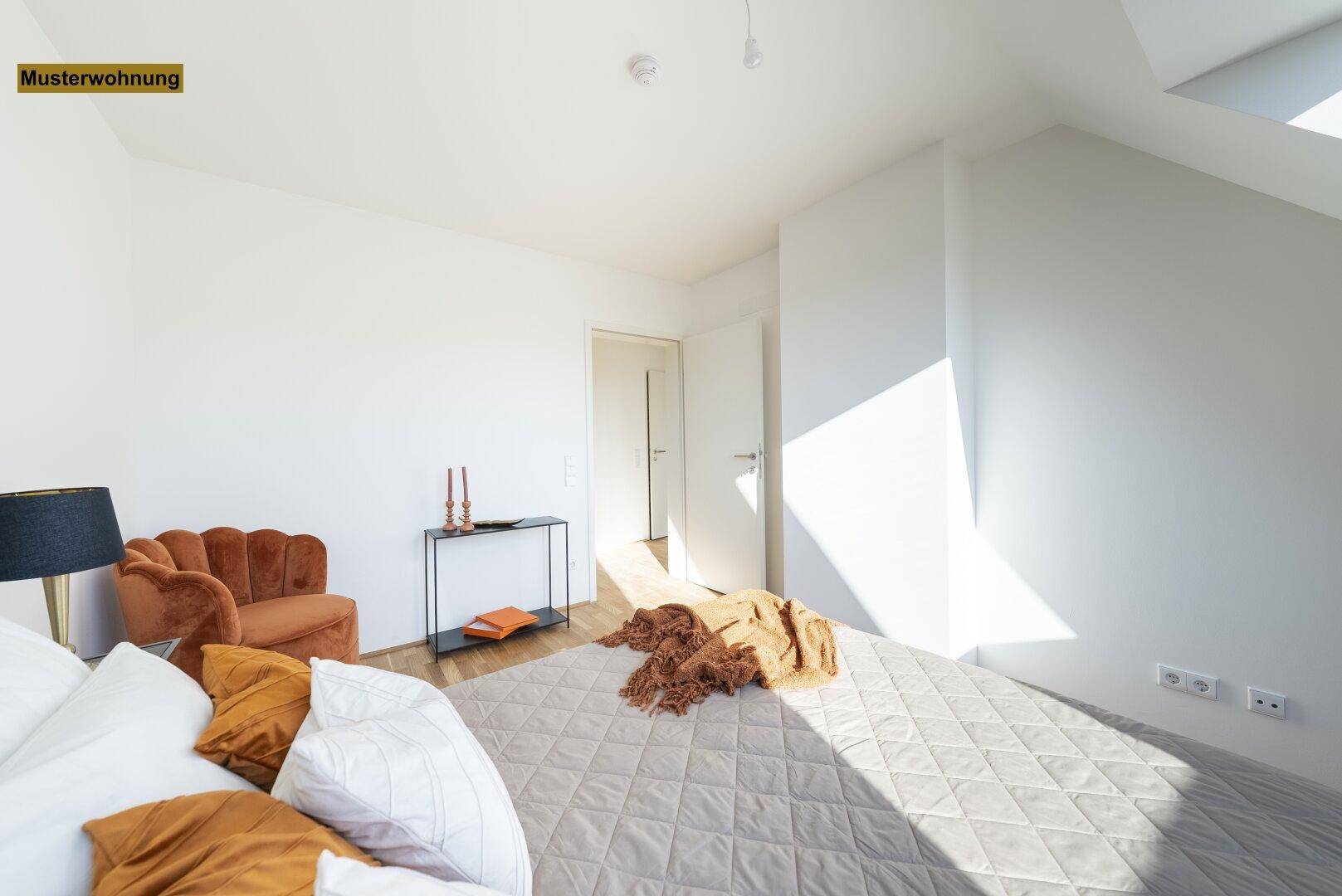 Gemütliches Schlafzimmer mit Holzboden, Dachschrägen und viel Tageslicht, modern und stilvoll eingerichtet.